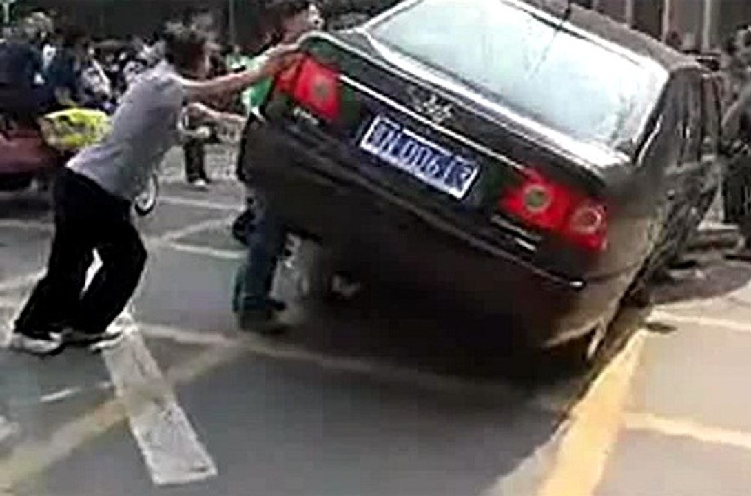 ^  Chinese street passers lift car rescue in China