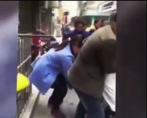 Elle donne naissance à son bébé en plein rue