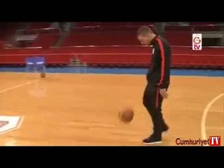 Podolski orta sahadan basket atıp meydan okudu