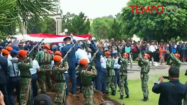 Isak Tangis Iringi Pemakaman Pesawat Copilot T50I