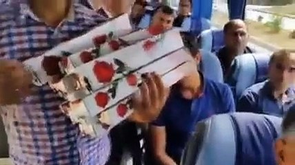 Taş atma, Gül at. Taşlama, Gülümse.