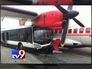 Tải video: Jet Airways bus rams parked Air India plane at Kolkata airport - Tv9 Gujarati