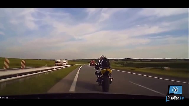 Un motard se fait éclater par un débile en voiture sur l'autoroute