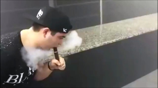 Cet homme fait des ronds de fumée impressionnants. Artiste doué