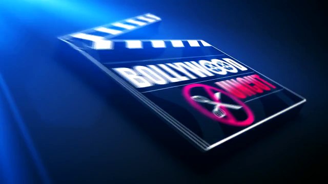 Sonam Kapoor Suffers WARDROBE MALFUNCTION @ Star Dust Awards 2015