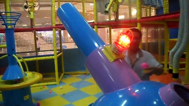 des enfants jouant à lintérieur de laire de jeux Busfabriken jeux dIntérieur et dAmusement en Famille pour les Enfants