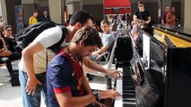 Deux inconnus jouent du piano à la gare d'Austerlitz
