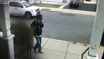 Un homme vole un colis sur le porche d'une maison... Joyeux noel
