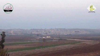 Une voiture évite un missile de justesse au dernier moment!