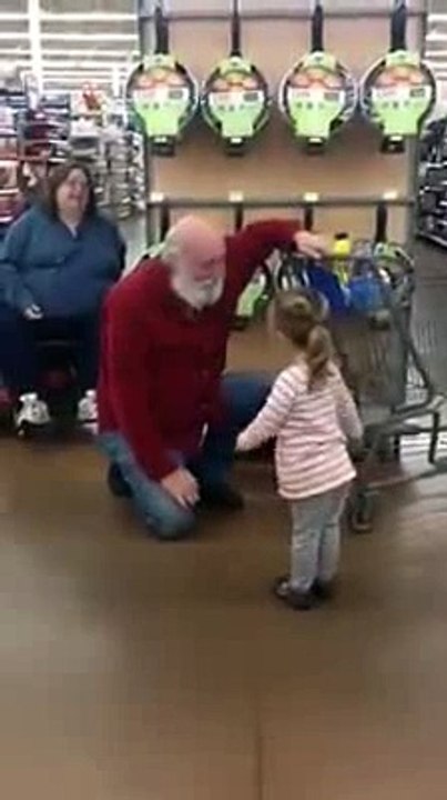 Une petite fille prend un client du supermarché pour le Père Noël