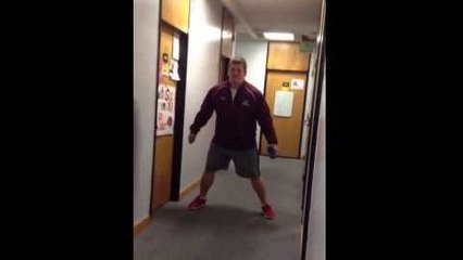 Une fille essaie de plaquer un joueur de foot US