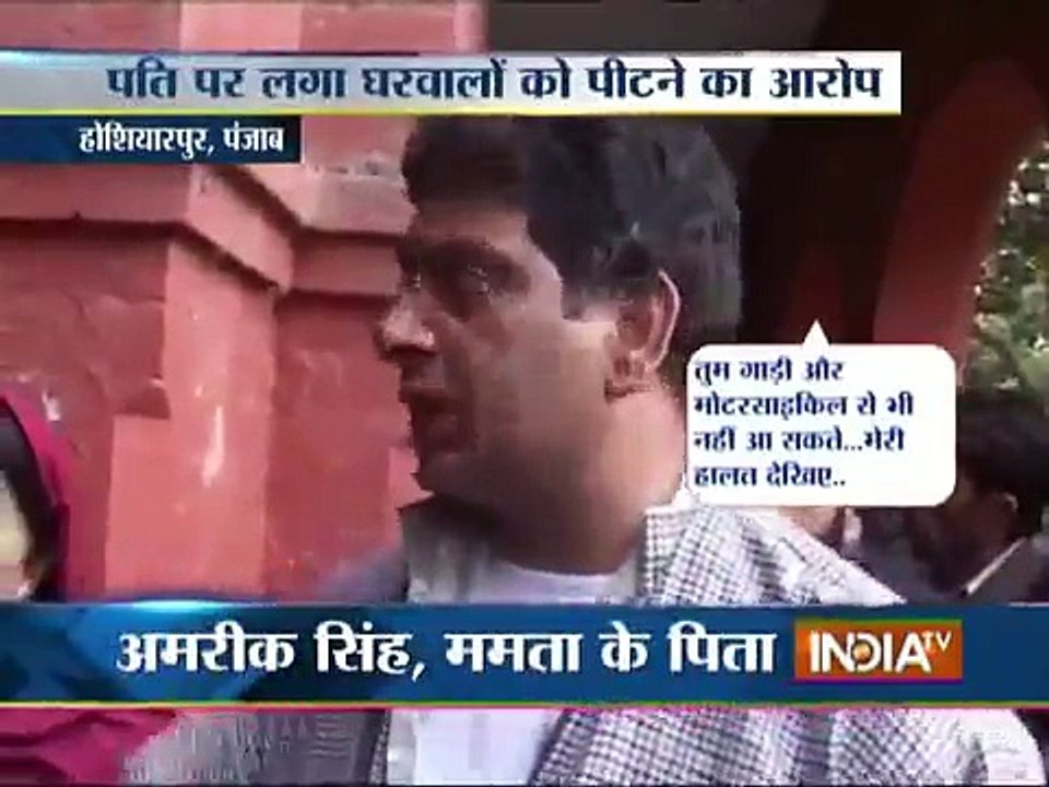 Watch: Husband Wife Fight Outside Family Court in Punjab