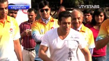 Shah Rukh Khan And Salman Khan To Battle Over Football - UTVSTARS HD