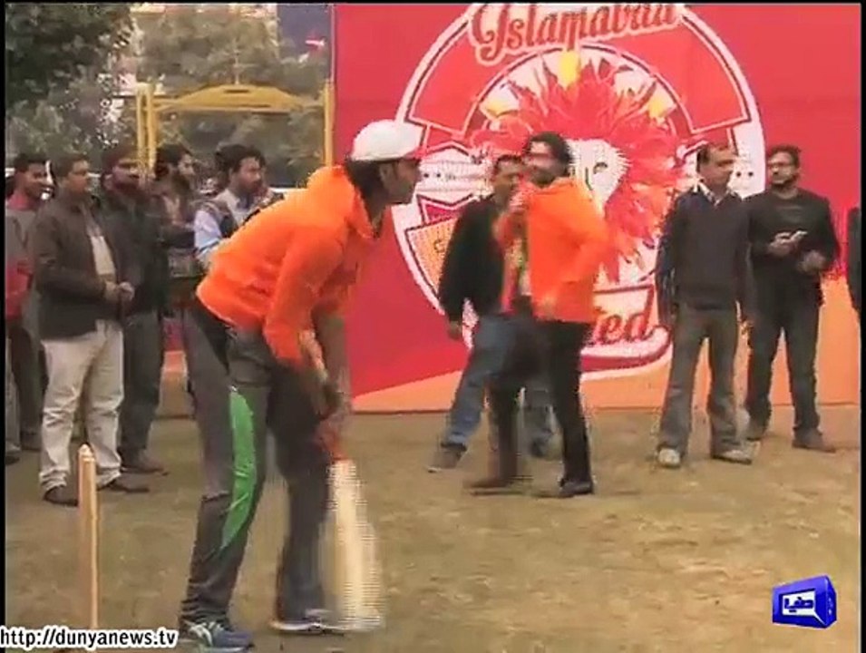 Wasim Akram plays tape ball cricket to support Islamabad in PSL - Dean Jones and Muhammad Irfan Talk to Media