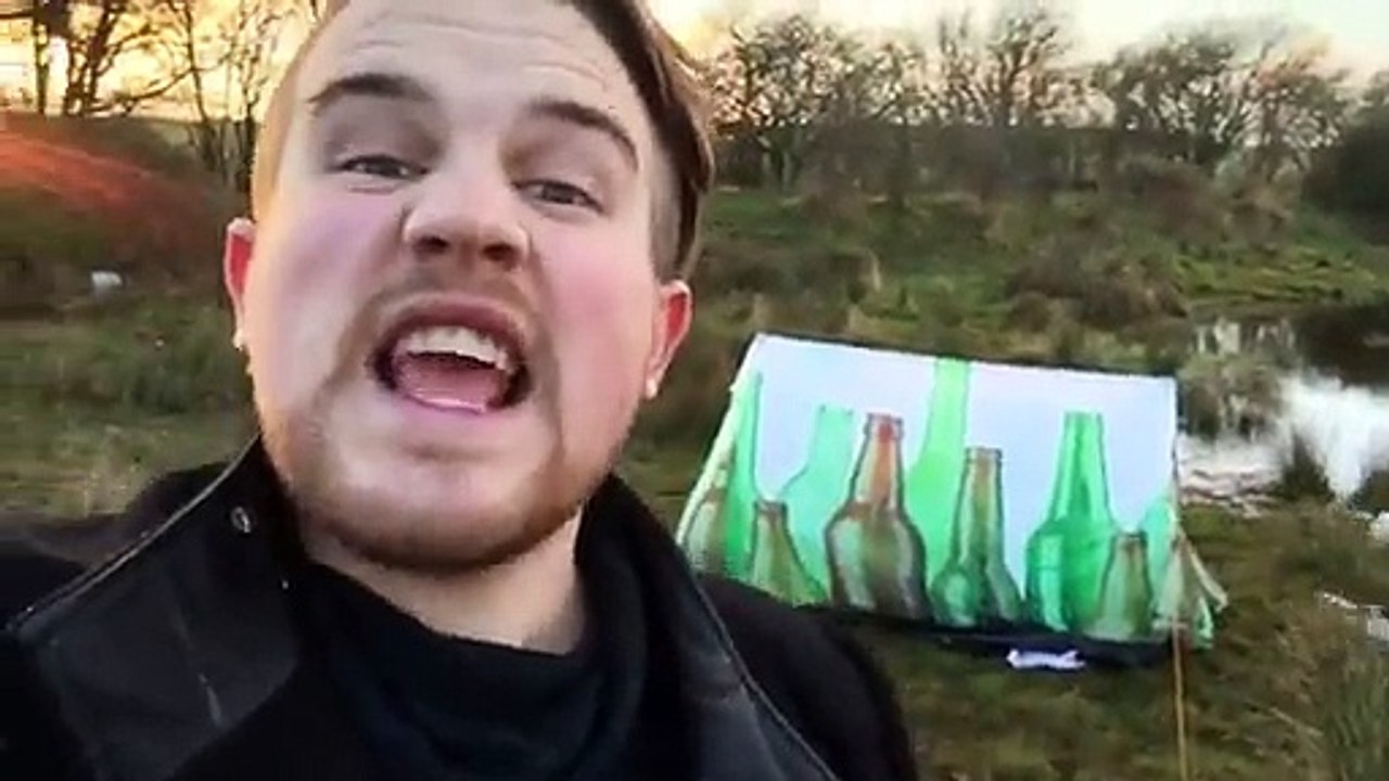 Il passe la nuit sous une tente, puis se retrouve étonnamment au milieu d'une étendue d'eau à son réveil