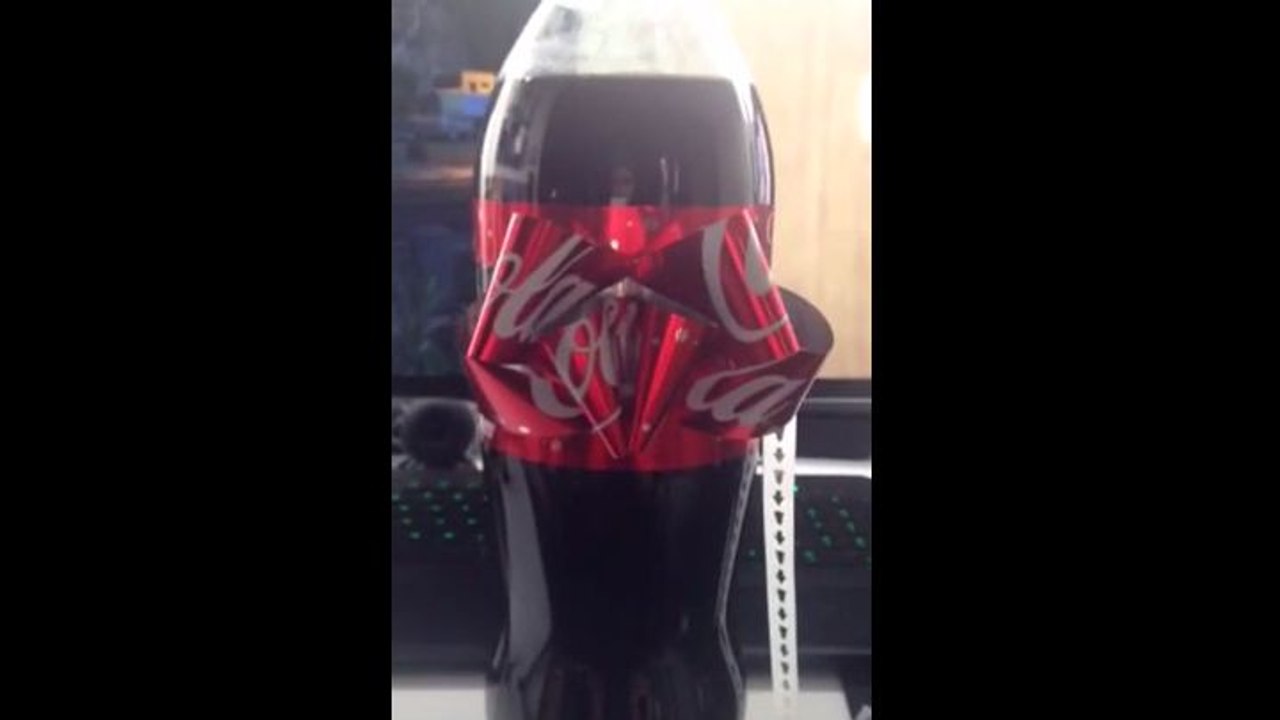 Bouteille de Coca-Cola avec un noeud magique