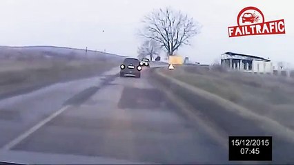 Así se volcó una camioneta por querer repasar a un camión