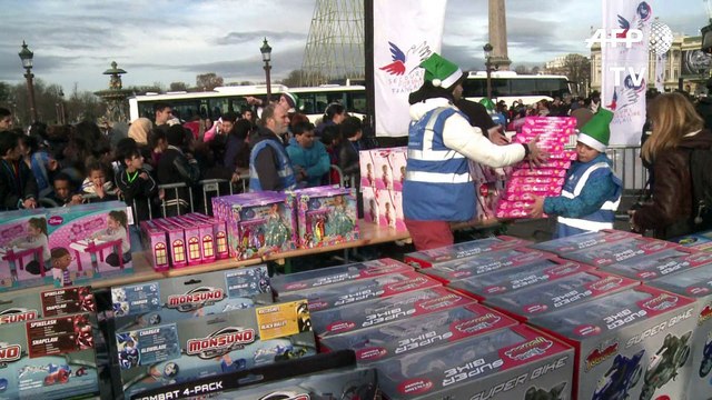 Les Pères Noël verts du Secours populaire à Paris