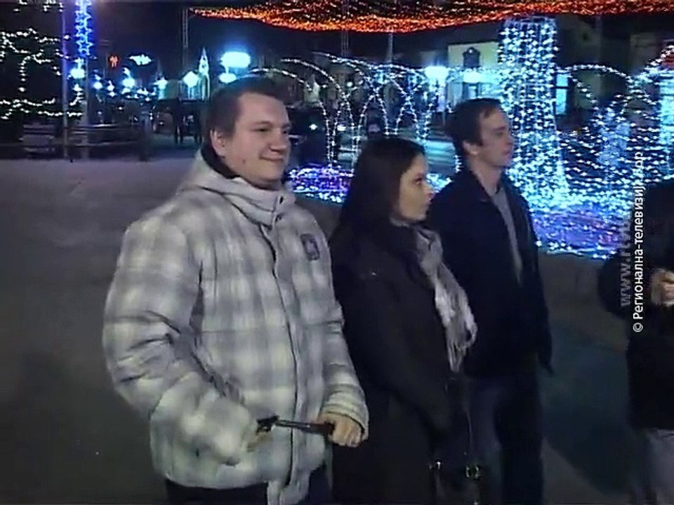 „Novinari ne kleče“ – poručili novinari na protestu u Boru, 22. decembar 2015. (RTV Bor)