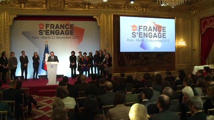 Hollande remet les prix des lauréats de "La France s'engage"