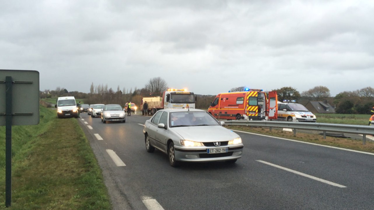 Une voiture percute la remorque d'un tracteur