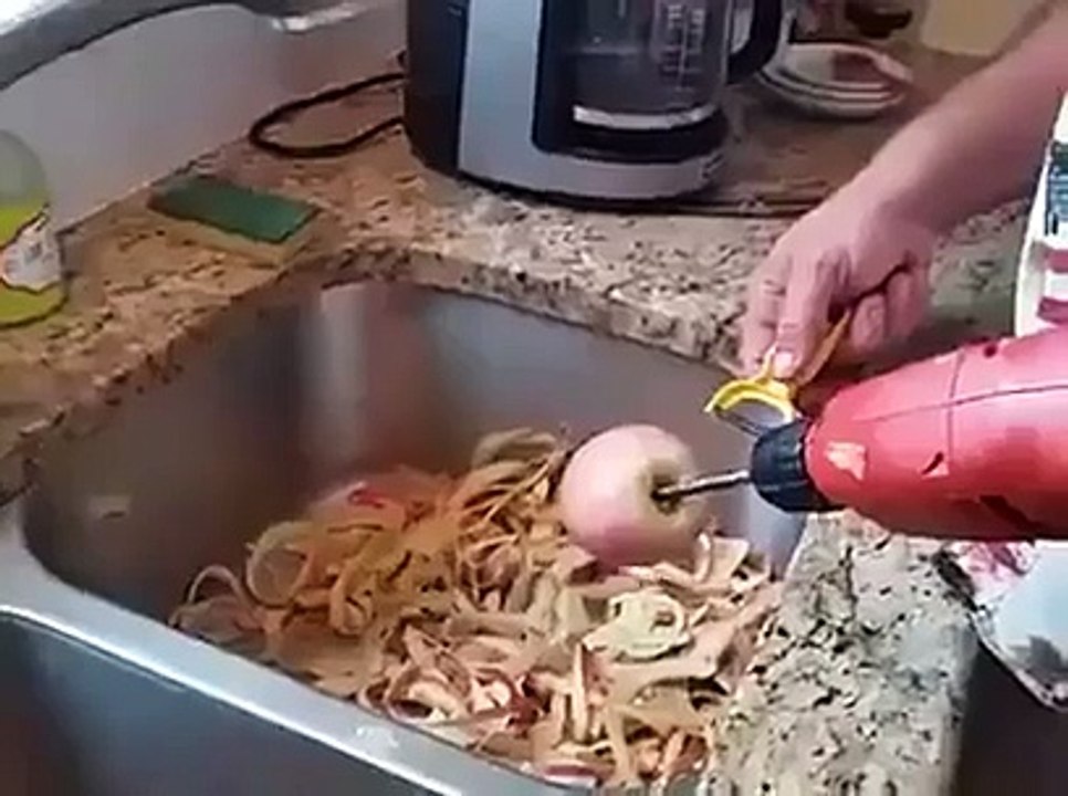 Как почистить картошку за одну минуту (или яблоки)