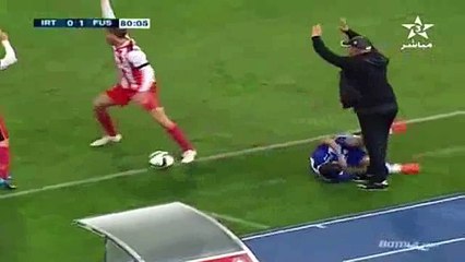 الجنرال بن شيخة يركل لاعب إتحاد طنجة في لقطة طريفة