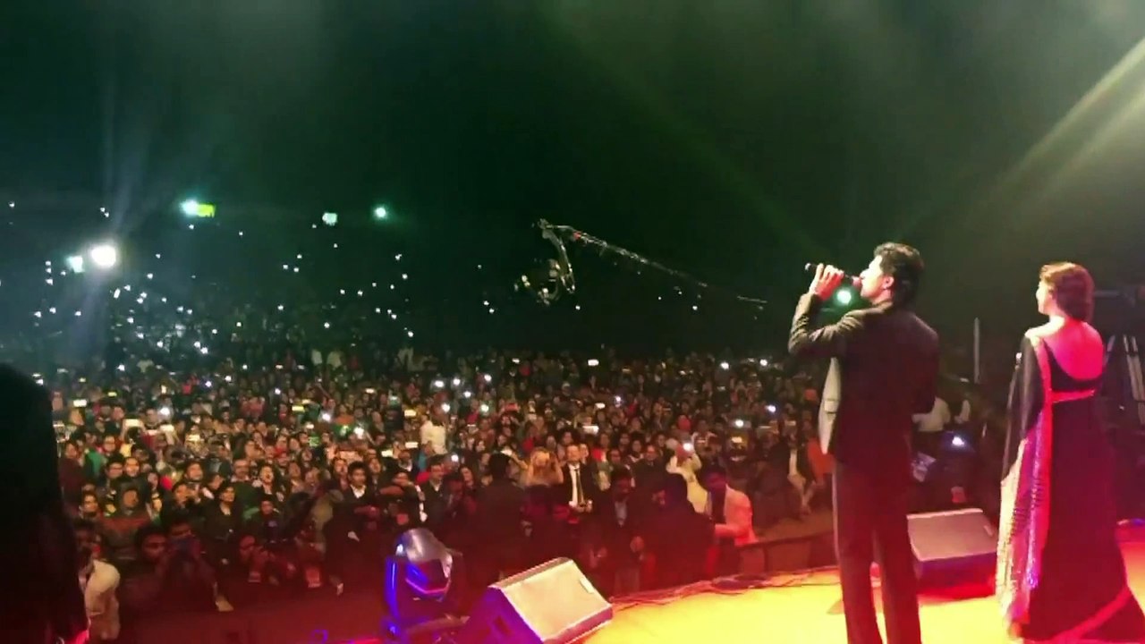 ‪#‎DILWALE‬ CITY TOUR: ‪#‎SRK‬ [ @iamsrk ] & ‪#‎KAJOL‬ PERFORMS IN KOLKATA 22.12.2015 ‪#‎DilwaleinKolkata‬