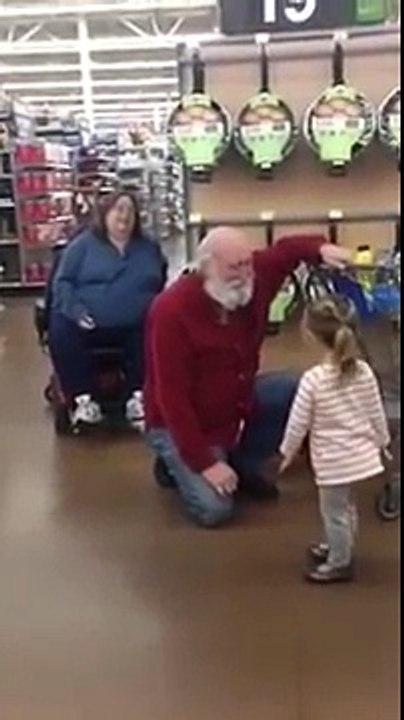 Une petite fille prend ce papi barbu pour le père Noël