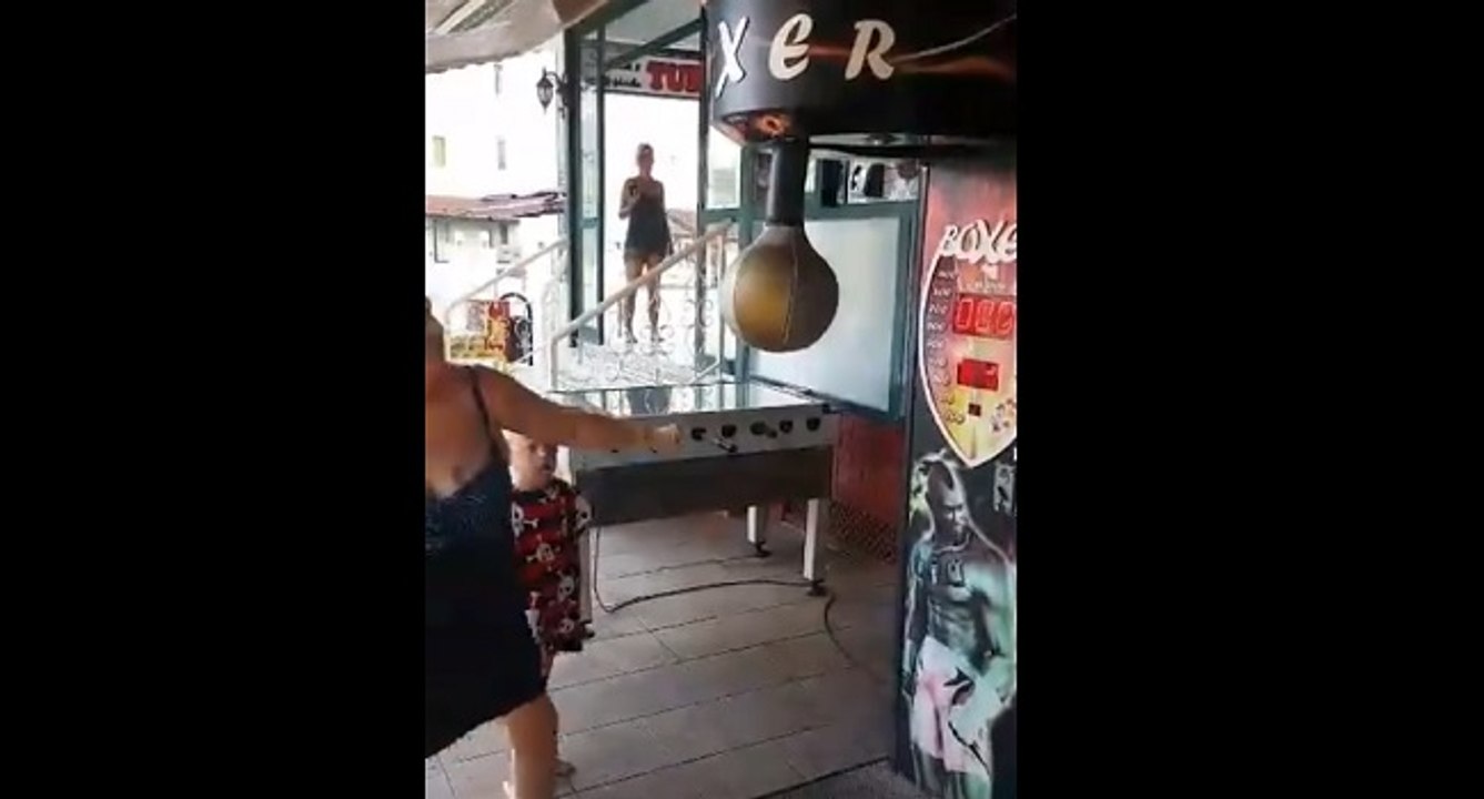 Une femme met un coup de poing sur une machine