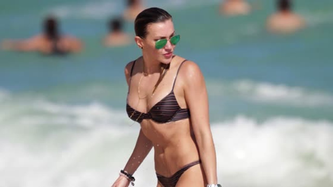 Arrow Star Katie Cassidy im Bikini in Miami