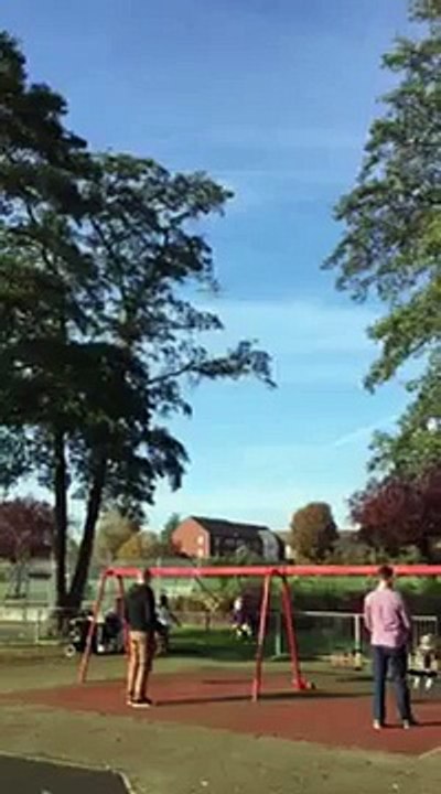 A380 au décollage et le vol de plus de Kneller Jardins, aire de jeux pour enfants