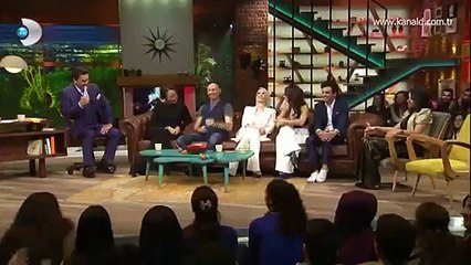 Beyaz Show Miş Miş Beşiktaşın Çarşı Grubuna tezahürat oluyor!