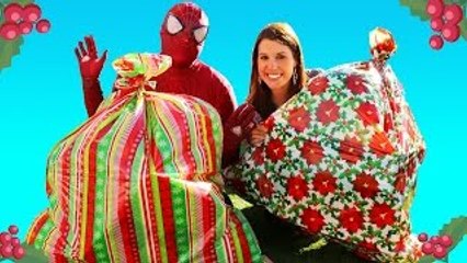 Video herunterladen: GIANT SURPRISE TOYS CHRISTMAS BAGS! Balloons, Blind Bags, Cars Toys & Barbie DisneyCarToys