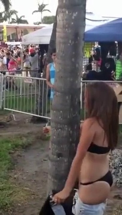 Une fille amoureuse d'un arbre, ça existe ! (fun funny fail humour joke sexy girl drôle comique fille)
