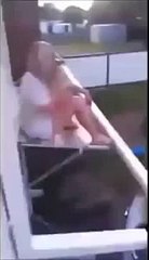 سقوط مفاجئ لفتاة شقراء