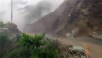 Un glissement de terrain filmé au Pérou après des pluies torrentielles