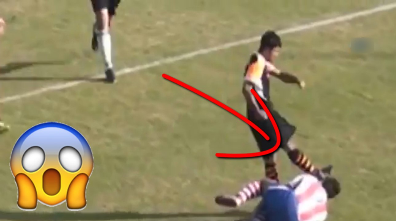 La reacción más violenta de la historia por una tarjeta roja en el fútbol | 2015