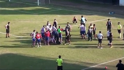 Un joueur turque frappe son adversaire en pleine tête