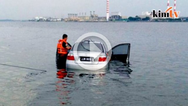 Visual kereta terbabas ke laut kerana salah masuk gear