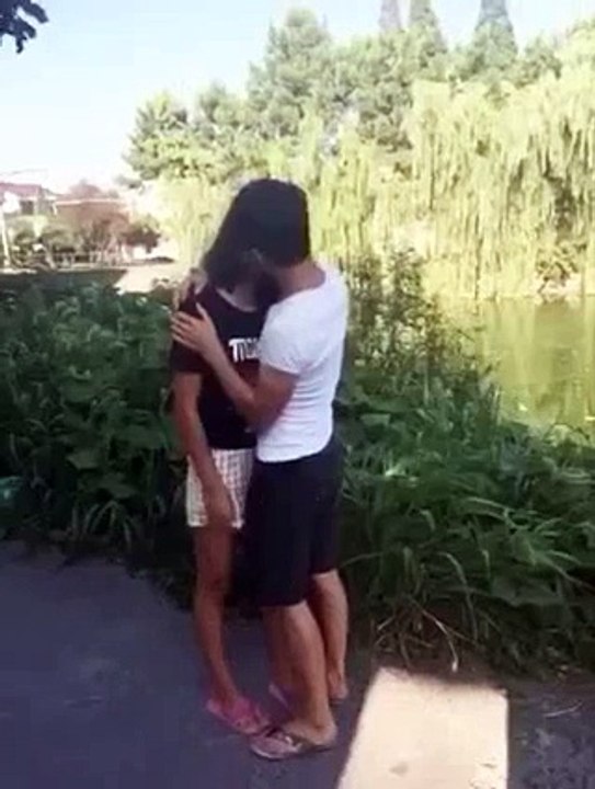 Kejadian Lucu Melihat Orang Berciuman