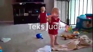 Tingkah Lucu Bayi Kembar