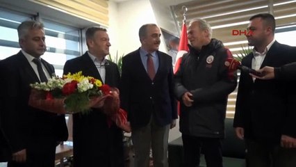 G.Saray çiçek ve meşalelerle karşılandı!