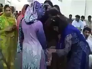 PMLN Ladies Ki PTI k Members per pathrao..ye hai hamara para likha punjab...!!
