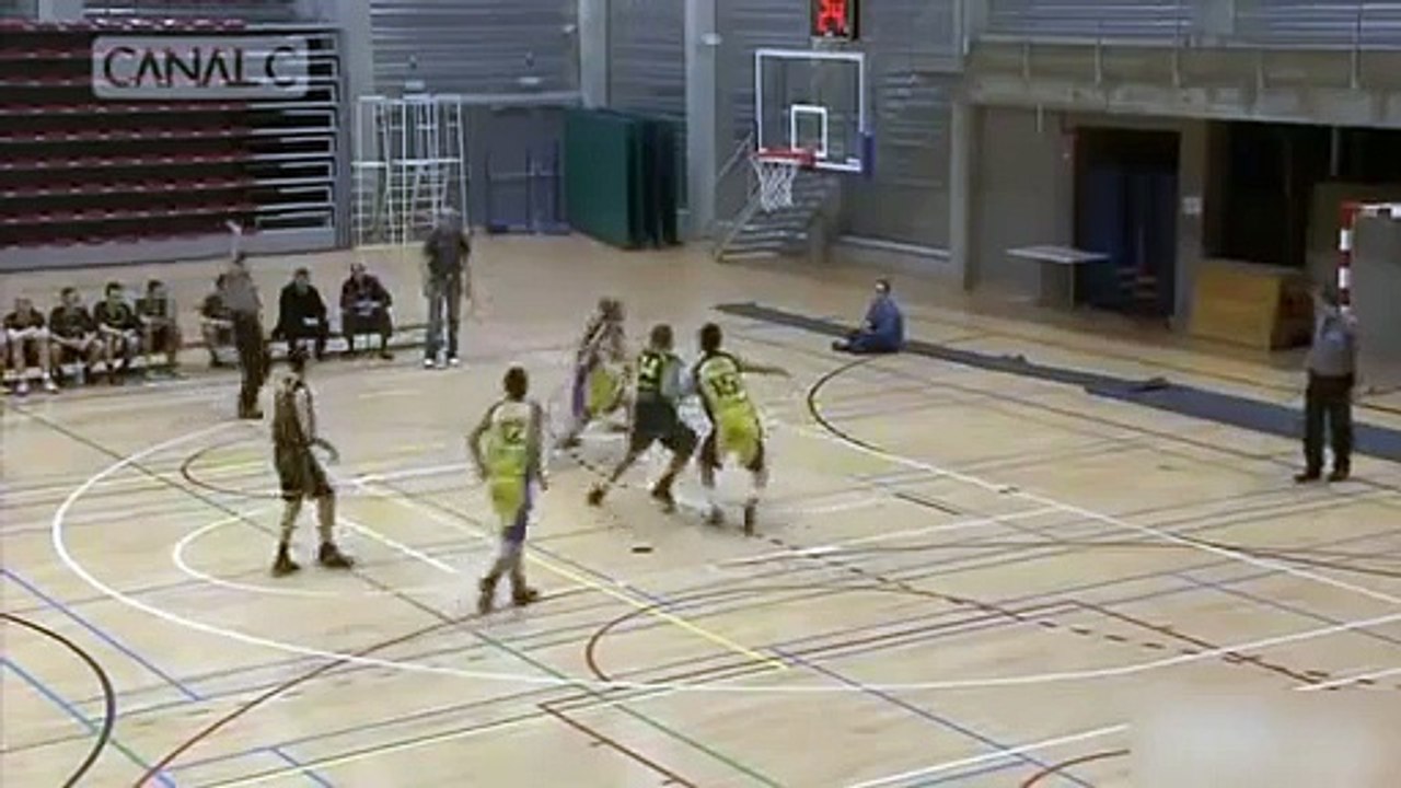 Şaşkın basketçi potaları karıştırdı