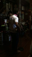 Takeyoshi Nagahama interprète une chanson à Okinawa 1