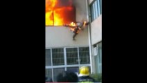 Un pompier en flammes est contraint de sauter par la fenêtre