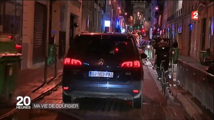 Un livreur en vélo prend tous les risques pour que les clients soient satisfaits - Regardez