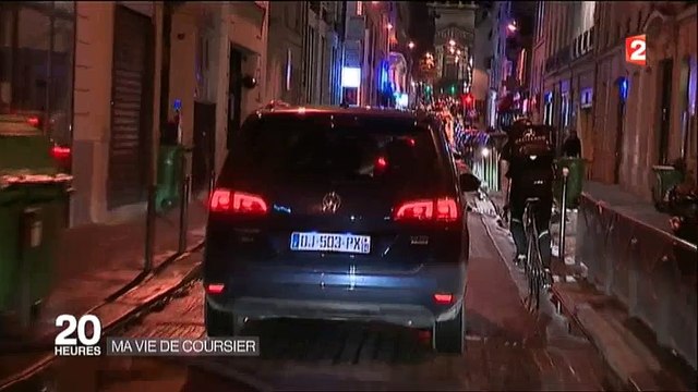 Un livreur en vélo prend tous les risques pour que les clients soient satisfaits - Regardez