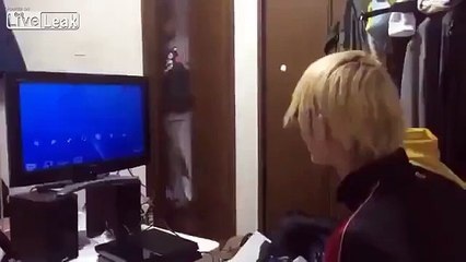 Ce papa japonais va exploser la PS4 de son fils avec...un marteau